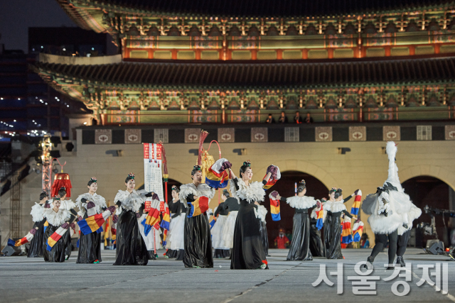 지난해 봄 궁중문화축전 개막제가 경복궁 흥례문 광장에서 진행중이다. 올해 개막제는 근정전에서 열린다. 사진 제공=문화재청