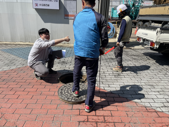 점검반이 대형공사장 주변 하수시설물을 점검하고 있다. 사진 제공=성동구