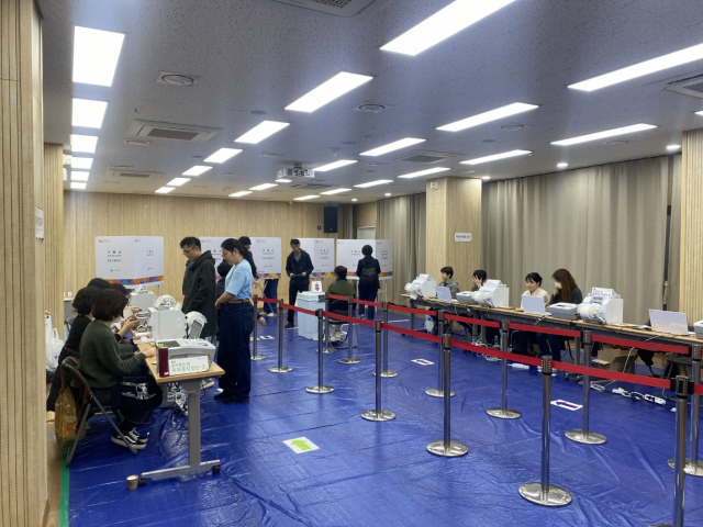 서울 종로구의 한 사전투표장에서 시민들이 투표를 하고 있다.이승령 기자.