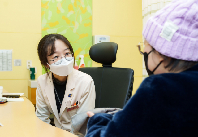 김지연(왼쪽) 삼성서울병원 혈액종양내과 교수가 유방암 환자 장모 씨에게 치료 경과를 설명하고 있다. 사진 제공=삼성서울병원