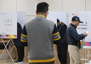 38개 비례정당, 51.7cm 투표용지 받아든 유권자들의 선택은?