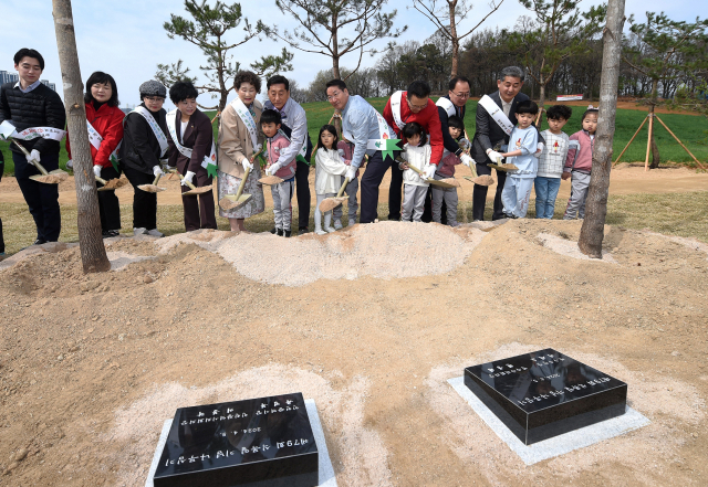 인천시가 5일 선학 어반포레스트에서 '제79회 식목일 나무심기 행사'를 열었다. 사진제공=인천시