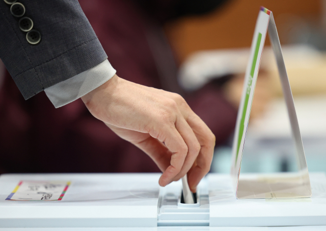 4·10 총선 사전투표가 시작된 5일 오전 서울 동작구 상도1동주민센터에 마련된 투표소에서 유권자가 투표함에 용지를 넣고 있다. 연합뉴스