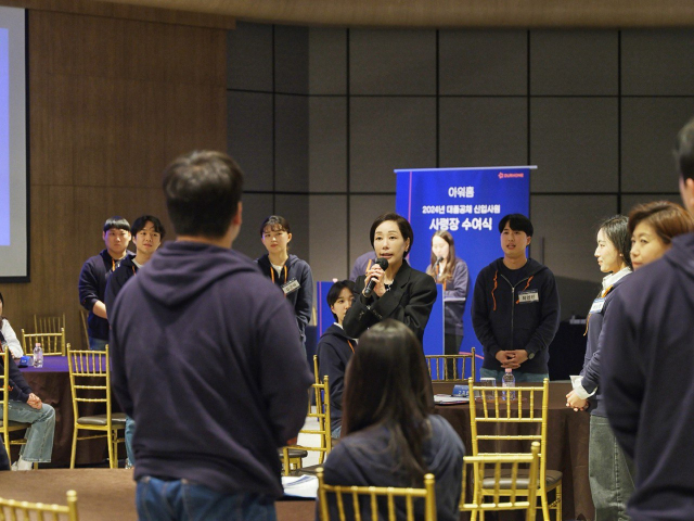 구지은(가운데) 아워홈 부회장이 지난 4일 서울 마곡 본사에서 신입사원을 격려하고 있다. 사진 제공=아워홈