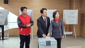 [영상]원희룡, 아내·이천수와 계양서 사전투표…"마지막 일분까지 뛸 것"