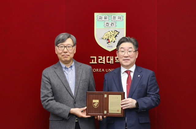 고려대 김동원(오른쪽) 총장이 3일 기념식에서 김용연 교수에게 감사패를 수여하고 있다. 사진 제공=고려대의료원