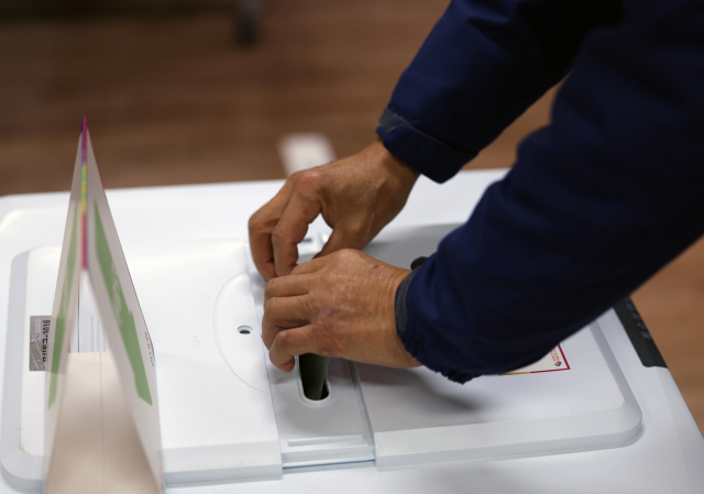 제22대 국회의원 선거 사전투표가 시작된 5일 오전 울산 동구 전하2동 행정복지센터에 마련된 사전투표소에서 한 유권자가 투표함에 투표용지를 넣고 있다. 울산=연합뉴스