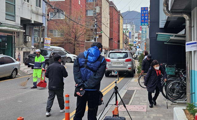 5일 오전 8시, 인천 계양2동 행정복지센터 앞에서 한 남성이 투표 인원 감시를 위해 동영상을 촬영하고 있다. 채민석 기자