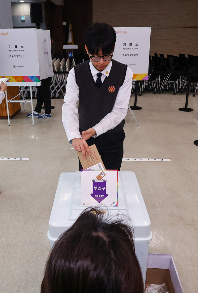 제22대 국회의원선거 사전투표가 시작된 5일 오후 한 삼일공업고등학교 학생이 경기도 수원시 장안구 연무동행정복지센터에 마련된 사전투표소에서 투표하고 있다. 연합뉴스
