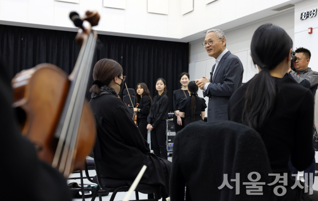 유인촌 문화체육관광부 장관이 5일 국립예술단체 청년 교육단원 통합공모 심사 현장을 찾아 대기실에서 청년 예술인들을 격려하고 있다. 사진 제공=문체부