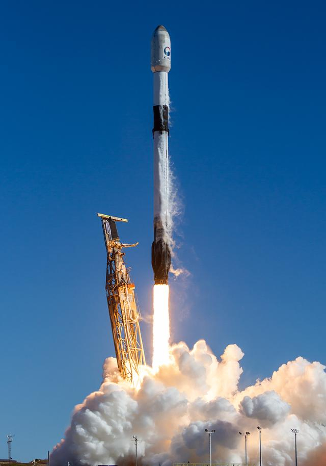 지난해 12월 2일 미국 캘리포니아 소재 반덴버그 우주군 기지에서 우리 군 첫 정찰위성 1호기를 탑재한 미국 스페이스Ⅹ사의 우주발사체 ‘팰컨9’이 발사되고 있다. 사진 제공=스페이스X