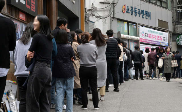 제22대 국회의원 선거 사전투표 첫날인 5일 서울 중구 소공동사전투표소에서 유권자들이 줄지어 있다. 성형주 기자
