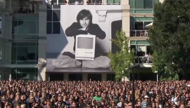 2011년 미국 실리콘밸리 애플 사옥에서 열린 추도식에서 6만여명의 직원들이 잡스를 추도하고 있다. /애플 유튜브 갈무리