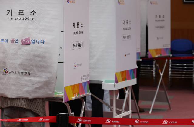 제22대 국회의원 선거 사전투표 첫날인 5일 전북특별자치도청에 마련된 효자5동 사전투표소에서 유권자들이 기표소에서 투표하고 있다. 연합뉴스