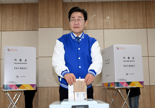 이재명 더불어민주당 대표가 5일 오전 대전시 중구 대전평생교육진흥원에 마련된 사전투표소에서 투표하고 있다. 공동취재