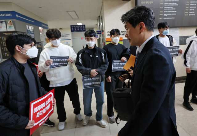 이주호 부총리 겸 교육부 장관이 5일 오후 대전광역시 중구 충남대 보운캠퍼스에서 총장, 의과대학 학장, 병원장 등과 간담회를 하기 위해 이동하던 중 학생들의 항의를 받고 있다. 대전=연합뉴스