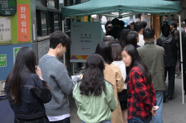 제22대 국회의원 선거 사전투표 첫날인 5일 서울 중구 소공동사전투표소에서 유권자들이 줄지어 있다.