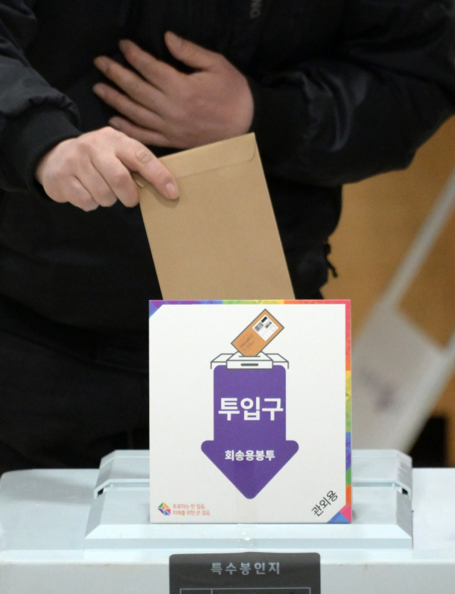 제22대 국회의원 선거 사전투표 첫날인 5일 서울 중구 소공동사전투표소에서 유권자들이 투표하고 있다.