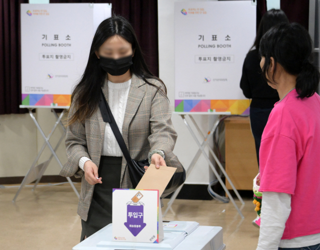 제22대 국회의원 선거 사전투표 첫날인 5일 서울 중구 소공동사전투표소에서 유권자들이 투표하고 있다.