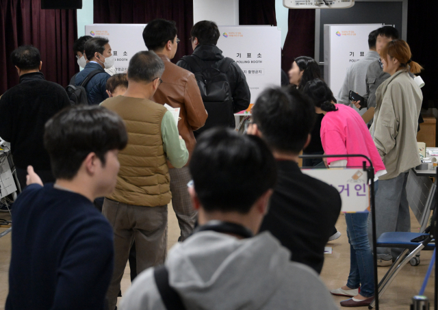 제22대 국회의원 선거 사전투표 첫날인 5일 서울 중구 소공동사전투표소에서 유권자들이 투표하기 위해 줄지어 있다.