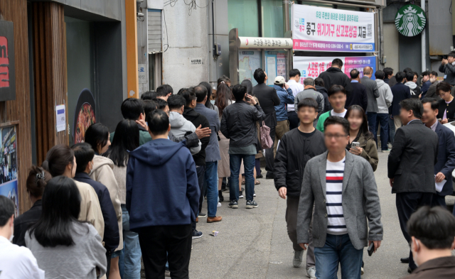 제22대 국회의원 선거 사전투표 첫날인 5일 서울 중구 소공동사전투표소에서 유권자들이 줄지어 있다.
