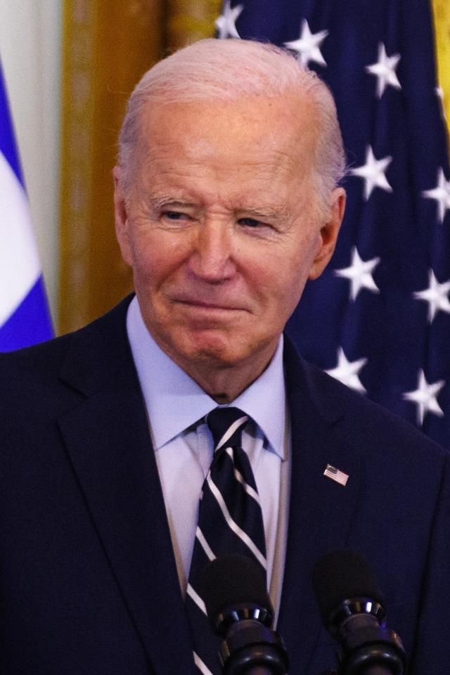 4일(현지시간) 조 바이든 미국 대통령이 백악관에서 열린 행사에서 사진을 보고 있다. 신화연합뉴스