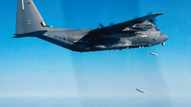 한미 연합특수작전훈련 ‘티크 나이프’에 투입된 특수전 항공기 AC-130J가 정밀유도무기를 투하하고 있다. 사진 제공=합참