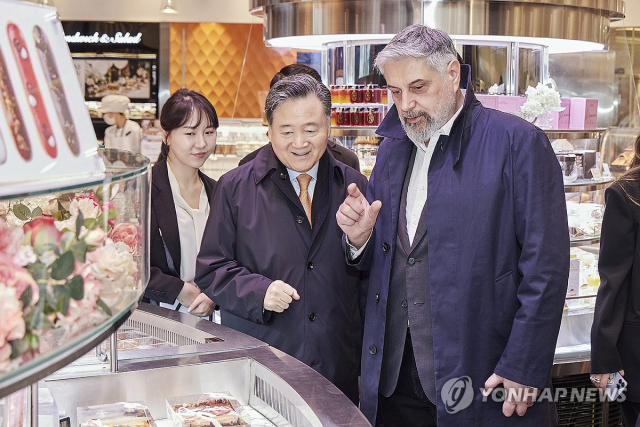 허영인(왼쪽) SPC 회장과 마리오 파스쿠찌 회장이 SPC그룹 주요 매장을 둘러보고 있다. 연합뉴스