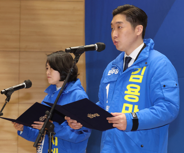 지난달 17일 국회 의원회관에서 열린 더불어민주당 제22대 총선 후보자 대회에서 김용만(오른쪽) 후보가 필승 결의문을 낭독하고 있다. 연합뉴스