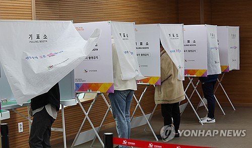 제22대 국회의원선거 사전투표가 시작된 지난 5일 오전 인천 계양구 계양3동행정복지센터 사전투표소에서 유권자들이 투표하고 있다. 연합뉴스
