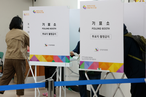 사전투표소에서 시민들이 투표하고 있는 모습. 연합뉴스