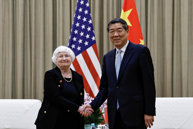 재닛 옐런(왼쪽) 미국 재무부 장관이 6일 중국 광둥성 영빈관에서 허리펑 국무원 부총리와 회담 전 악수를 하고 있다. 연합뉴스