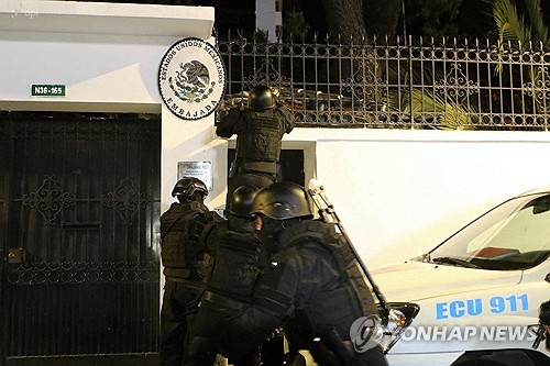 에콰도르 경찰 특수부대원들이 5일(현지시간) 에콰도르 수도 키토의 주에콰도르 멕시코 대사관에 진입을 시도하고 있다. 연합뉴스
