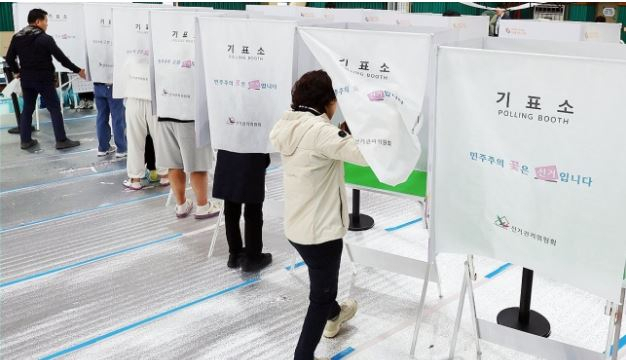 22대 총선 사전투표 2일차인 6일 오후 3시 누적 투표율이 26%를 돌파했다. 연합뉴스