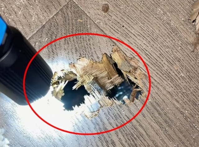 미국 플로리다주에 거주하는 오테로 씨의집 바닥이 우주정거장에서 버려진 폐배터리 파편에 구멍이 나 있다. 사진=데일리메일