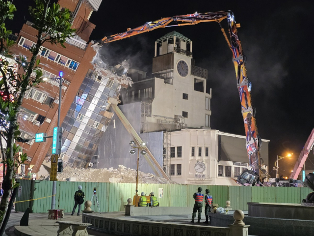 강진이 발생한지 사흘째인 4월 5일 저녁 대만 타이베이 화롄현에서 기울어진 톈왕싱 빌딩 철거 작업이 진행되고 있다. 타이베이=연합뉴스