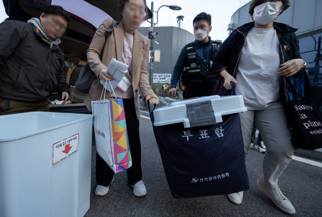 제22대 국회의원선거 사전투표 마지막 날인 4월 6일 서울 종로구 선관위로 투표함이 옮겨지고 있다. 연합뉴스