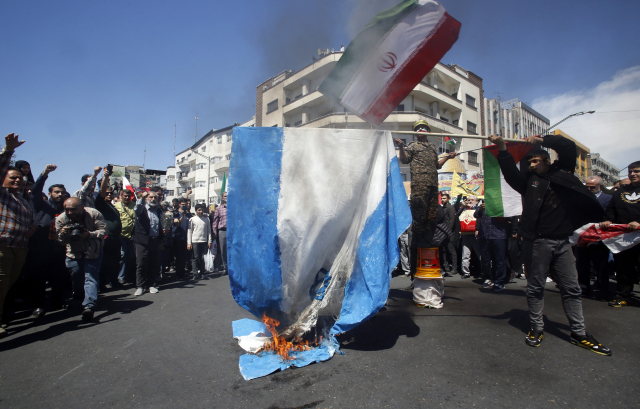 5일(현지시간) 이란 테헤란에서 열린 알 쿠드스의 날 기념 집회에서 시민들이 이스라엘 국기를 불태우고 있다. EPA연합뉴스