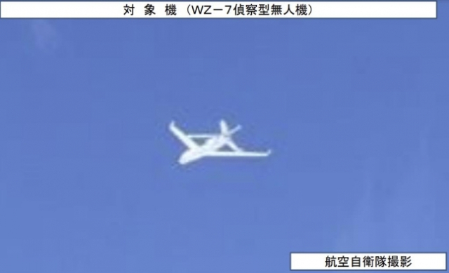동해서 비행 중인 중국군의 정찰형 무인기 ‘WZ-7’ 모습. 사진 제공=일본 방위성 통합막료감부