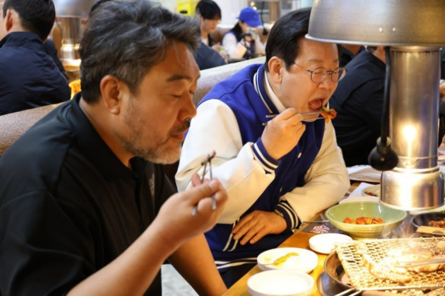 이재명(오른쪽) 더불어민주당 대표가 지난 1일 인천 계양구의 한 식당에서 배우 이원종씨와 저녁 식사를 하고 있다. 이재명 대표 SNS