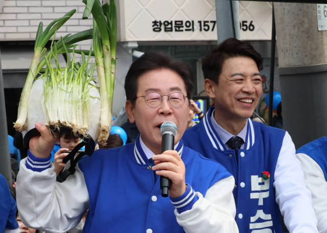 이재명 더불어민주당 대표가 6일 경기 용인시 수지구 풍덕천사거리에서 지원 유세를 하던 중 대파 헬멧을 들어 보이고 있다. 연합뉴스