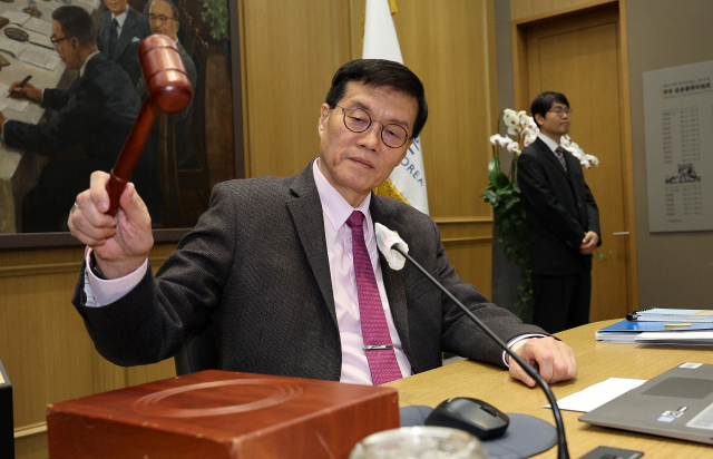이창용 한국은행 총재가 올 2월 열린 금융통화위원회에서 의사봉을 두드리고 있다. 사진 제공=한국은행