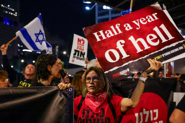 6일(현지시간) 이스라엘 텔아비브에서 시민들이 전쟁에 반대하는 모습. 로이터연합뉴스