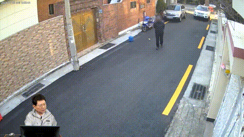 한 골목길에서 경적 소리에 몰라 넘어진 보행자의 모습. 사진=유튜브 ‘한문철TV' 캡처