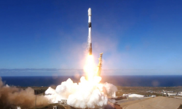 우리 군 첫 정찰위성 1호기를 탑재한 미국 스페이스Ⅹ사의 우주발사체 ‘팰컨9’이 발사되고 있다. 사진 제공=스페이스X