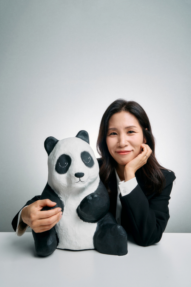 박민혜 사무총장님. WWF 사무실에는 팬더 모형이 잔뜩 있습니다.
