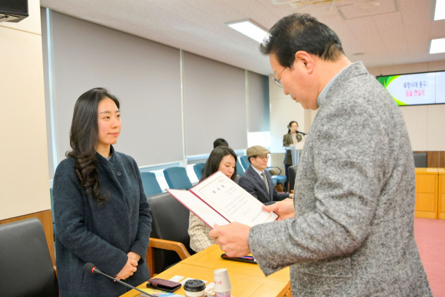 이보혜(왼쪽) 영산대학교 웹툰학과 교수가 최근 부산 동구 관광진흥위원회 위원에 위촉됐다. 사진제공=영산대