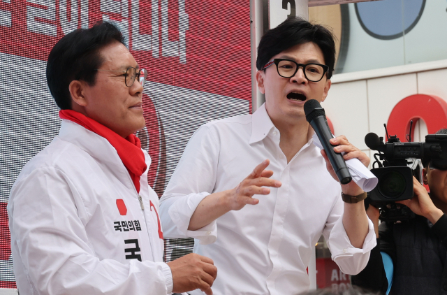 한동훈(오른쪽) 비상대책위원장이 8일 이천시 중리천로에서 송석준 후보 지원유세를 하고 있다. 연합뉴스