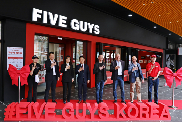 파이브가이즈 4호점, 서울역에 문 열었다…국내 최대 규모에 오픈런 행렬