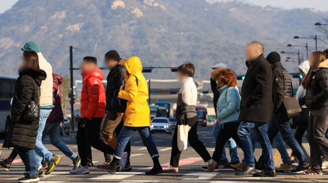 지난달 20일 오전 광화문네거리에서 시민들이 횡단보도를 건너고 있다. 연합뉴스